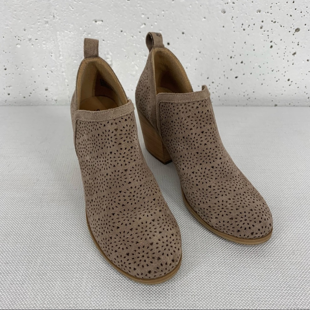 Susina size 6 Beige Suede Cut Out Boots Booties